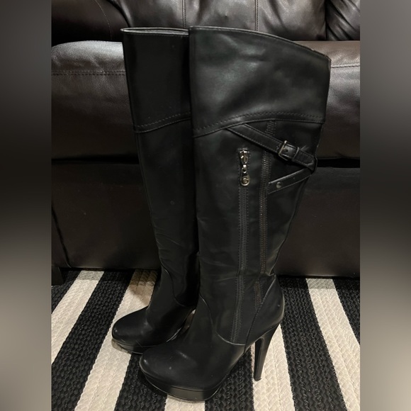 Guess - Picture 2 of 6